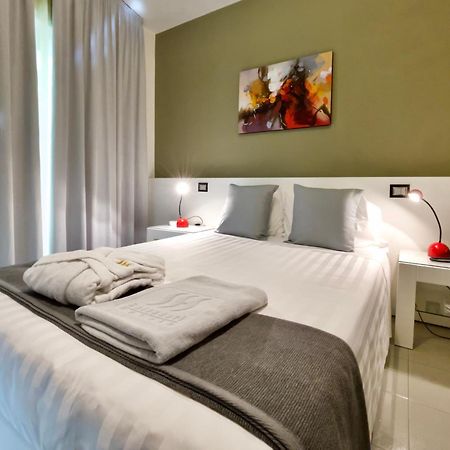 Monaco Suites Hotel 利尼亚诺萨比亚多罗 客房 照片