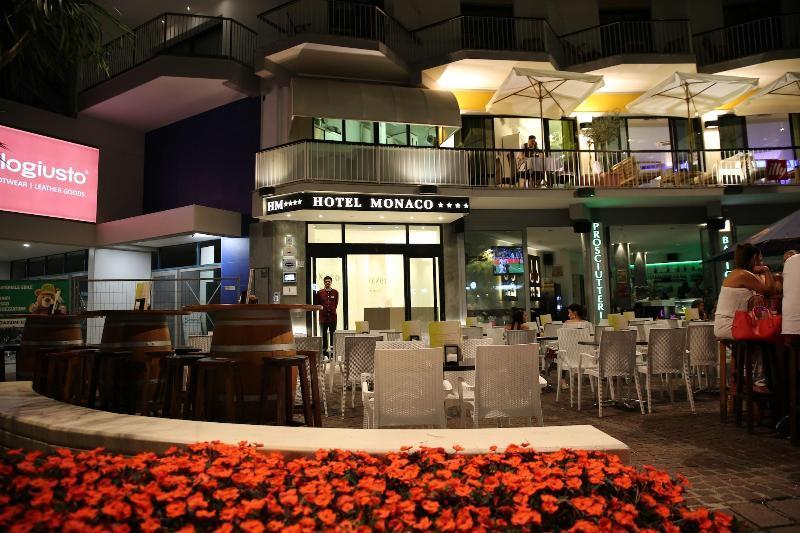 Monaco Suites Hotel 利尼亚诺萨比亚多罗 外观 照片