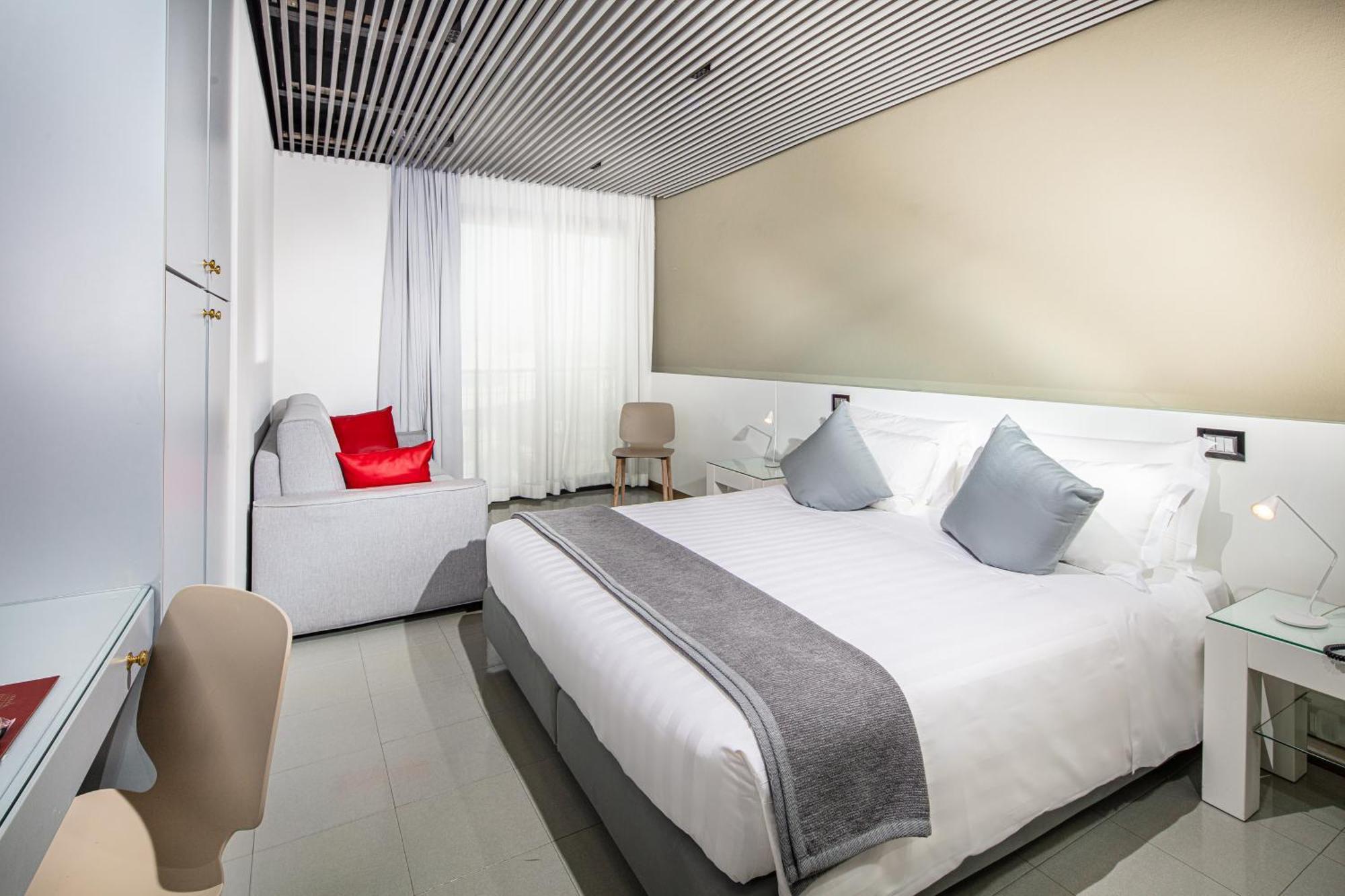 Monaco Suites Hotel 利尼亚诺萨比亚多罗 外观 照片
