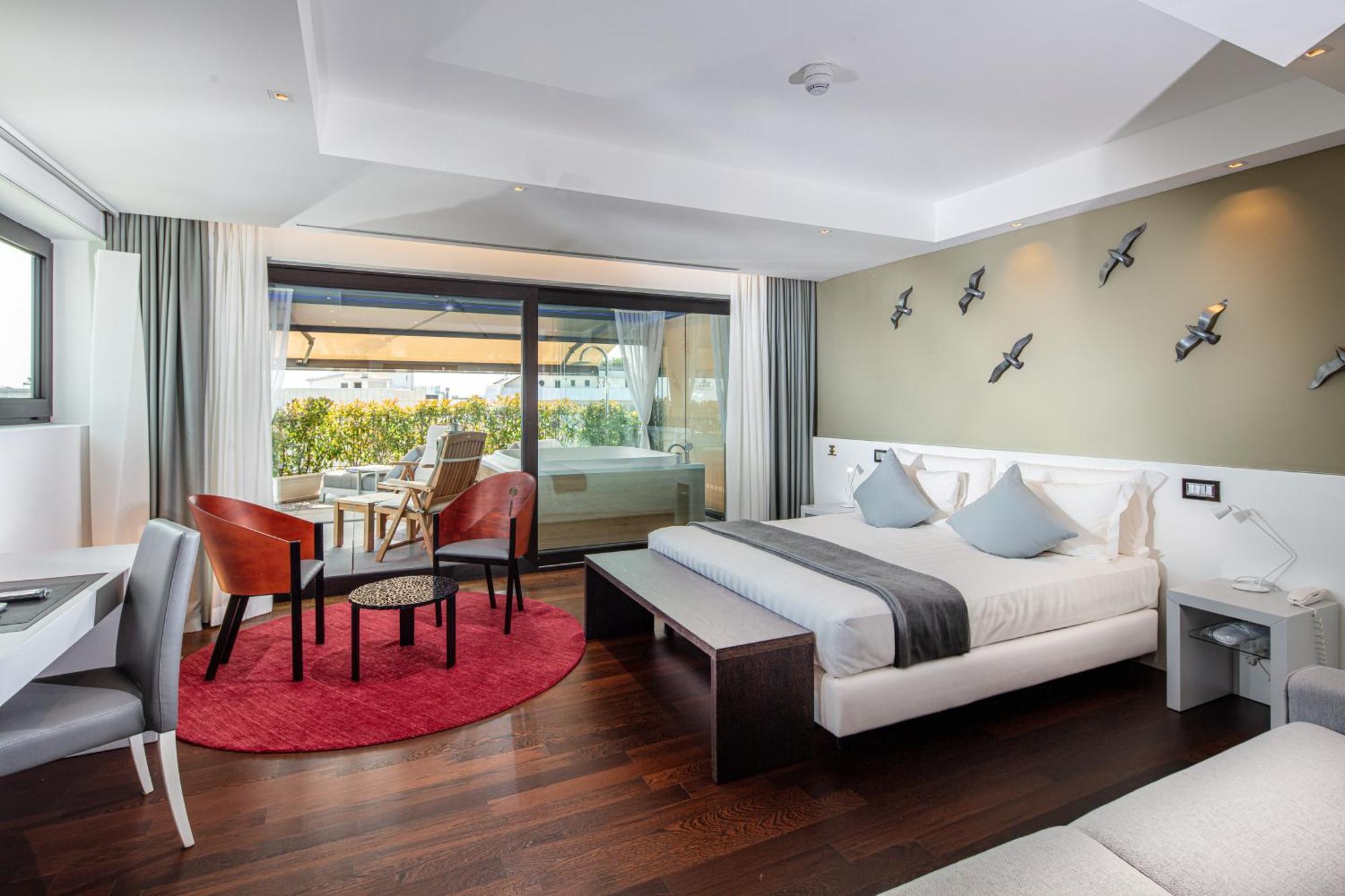 Monaco Suites Hotel 利尼亚诺萨比亚多罗 外观 照片