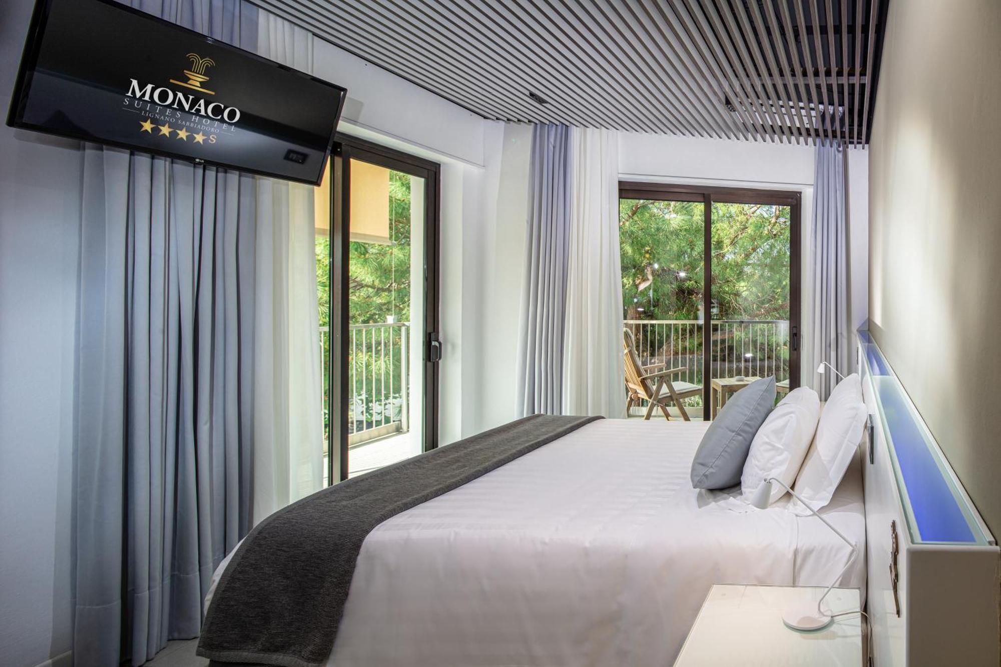 Monaco Suites Hotel 利尼亚诺萨比亚多罗 客房 照片